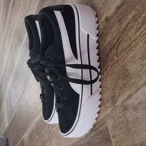 NWOT Puma Platform Sneakers 7.5